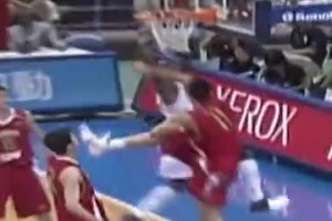 亞馬爾女友教小老弟季馬爾用筷子，季馬爾懵逼：你在變魔法呢??