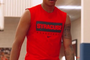 乃父之風(fēng)??基揚(yáng)-安東尼絲滑單打轉(zhuǎn)身跳投！這臉也太隨甜瓜了~