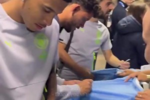 這件球衣會值多少錢？曼城眾將為球迷簽名！