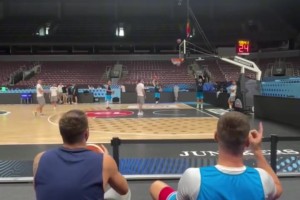 東契奇這手感是真恐怖！坐在場(chǎng)下板凳，隨手一扔就進(jìn)了