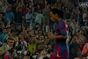 實在秀~亨利背身挑球過掉普約爾，卡卡在禁區(qū)內(nèi)上演倒鉤射門