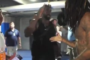 甲亢哥和莫蘭特見面，并展示了自己的華為手機(jī)