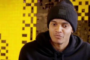 當(dāng)年梅西一腳爆射皇馬球迷的看臺(tái)，引發(fā)了全場皇馬球員的不滿??