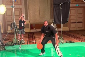 招牌動(dòng)作必須整！登哥拍攝最新花絮，在攝影棚直接來(lái)一個(gè)后撤步~