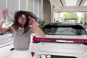 韓國美女球迷找阿扎爾簽名，這眼神里是滿滿的愛意啊??