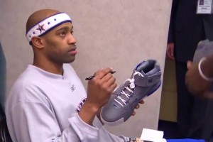 當(dāng)年也是小迷弟！詹姆斯首次進全明星時，讓隊友在鞋子上簽名留念