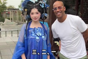 不怕回家跪搓衣板？馬布里在外游玩，竟敢主動找漂亮小姐姐合影~