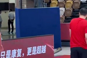 能學到多少？王治郅訓練中上場指導周琦的腳步