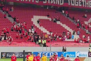 沒有謾罵泄憤！賽后海港全隊(duì)謝場時(shí)球迷高喊加油