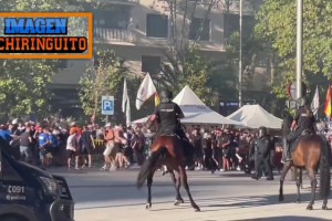 大規(guī)模沖突??馬賽球迷在伯納烏球場(chǎng)外與警方發(fā)生激烈沖突