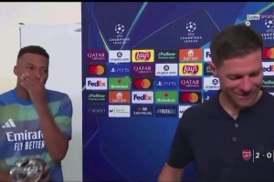 阿隆索對(duì)記者說(shuō)姆巴佩是皇馬的領(lǐng)導(dǎo)者，姆巴佩聽(tīng)到后害羞的笑了