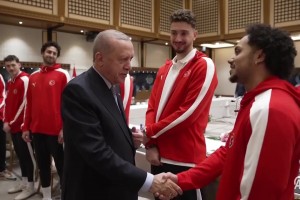 歐錦賽亞軍！土耳其總統(tǒng)埃爾多安接見土耳其男籃全體成員