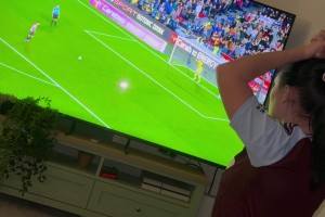 聯(lián)賽杯維拉被小蜜蜂淘汰！維拉女球迷氣的直接崩潰??