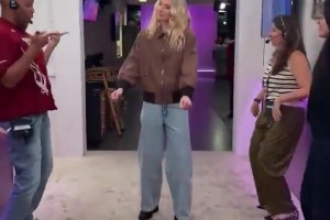 WNBA最美神顏！佩奇領(lǐng)取WNBA最佳新秀獎杯??