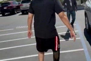 是位優(yōu)秀的父親！此前因糖尿病截肢的球爹，首次嘗試用假肢走路~