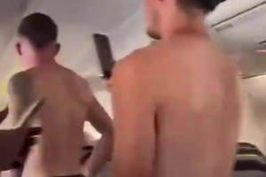 這劇情不對(duì)勁！摩納哥去客場(chǎng)的飛機(jī)空調(diào)故障，球員全員裸男??