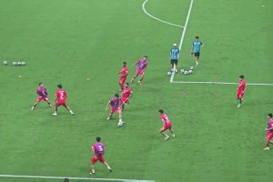 現(xiàn)場國安球迷：中場休息看看人家的替補訓練，再看看自己的