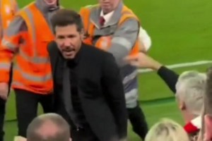 火氣真大啊！球迷實拍西蒙尼和利物浦球迷沖突