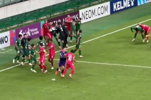 國安球員場邊拳擊戰(zhàn)！國安球迷怒罵：CNM！