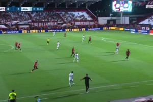 天外飛仙??！巴乙后衛(wèi)邊路直接起腳，皮球劃過完美弧線打入死角