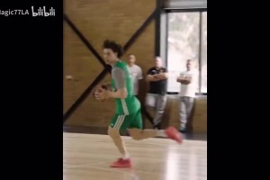 萬語難盡澀于口！穿著阿瑪尼套裝回曼城踩場的德布勞內(nèi)！