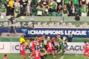 火藥味！河內(nèi)球員場邊挑釁，動(dòng)手，還踹廣告牌+向國安球迷豎中指