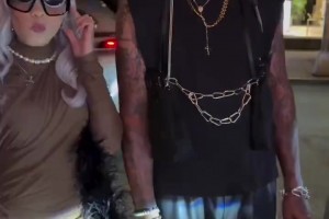 還是一樣潮！網(wǎng)友街頭偶遇羅德曼：這哪里像64歲的大爺??？