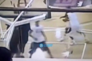 美媒翻舊賬：當(dāng)年詹姆斯被大學(xué)生克勞福德隔扣，耐克沒(méi)收了錄像帶