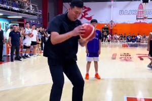 CBA八冠中鋒蘇偉開班授課 教小朋友運(yùn)球跳步投籃技巧??