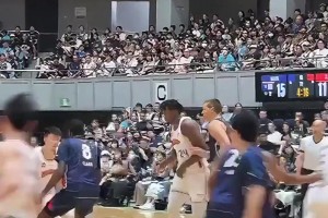 張鎮(zhèn)麟和大白邊這個(gè)配合，感覺(jué)白邊沒(méi)多少實(shí)力了