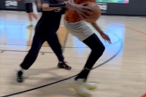 我火硬解靠你了??杜蘭特最新訓(xùn)練視頻：猛練單打！中距離無解！