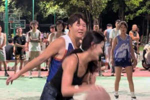 在野球場(chǎng)全力以赴地防守，才是對(duì)女生最大的尊重??????