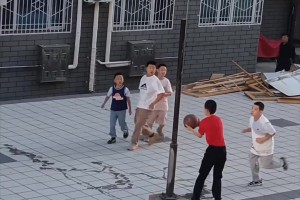 這個(gè)小區(qū)是不是應(yīng)該反思一下：為什么孩子打球沒有籃筐？????