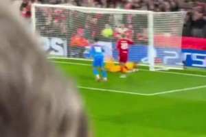 點(diǎn)燃安菲爾德！現(xiàn)場球迷各個角度拍攝范迪克補(bǔ)時絕殺！