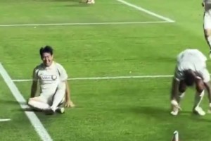 孫興慜戴帽太激動了，直接地上滾了一圈??