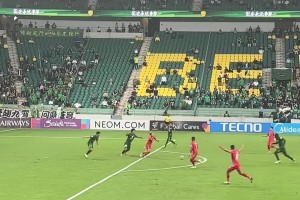 恩加德烏出現(xiàn)低級失誤，隨后球迷表達(dá)了強(qiáng)烈的不滿