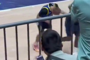 好慘！程鑫凱身穿普爾球衣，被追夢無情碾壓得分，隨后還被鎖喉！