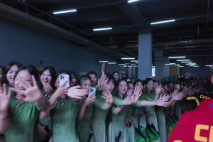 這一刻體會(huì)到了大學(xué)里當(dāng)球員的陽光活力青春感