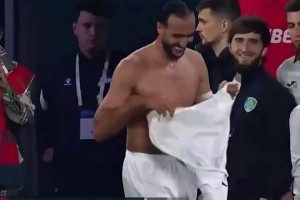 球員染紅離場(chǎng)把球衣送給球迷，判罰推翻后他又要回了球衣??