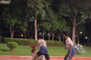 楊毅：濃眉進(jìn)入75大有點(diǎn)牽強(qiáng)！要不是和詹姆斯一起拿個(gè)冠軍！