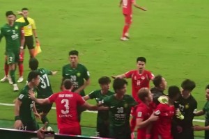 國安工作人員正在拉架，結(jié)果被主場(chǎng)球迷扔的水瓶砸到頭部