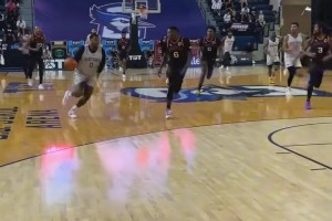 阿跳起來以后，整個身體有一種獨特的懸空感，很多年沒見過了