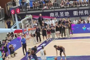 笑死！??程鑫凱穿了件普爾球衣，追夢直接對其上演鎖喉！