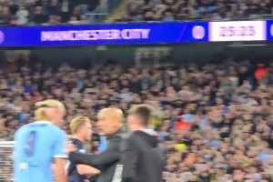 致敬傳奇！丁丁被換下場，曼城球迷起立鼓掌+高唱德布勞內(nèi)之歌