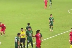 再看國安沖突起因：張源提醒何宇鵬“翻滾”回場內(nèi)，越南球員暴怒