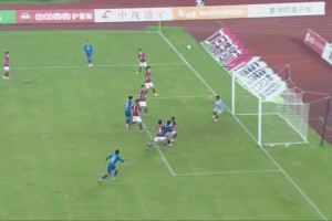 還有這操作！宿遷球員險(xiǎn)些將球扣進(jìn)球門！解說：馬拉多納上帝之手