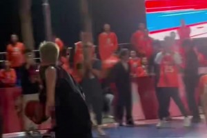 追夢為徐靜雨送出絲滑妙傳！但徐靜雨被鎮(zhèn)守籃下的郭艾倫大帽！