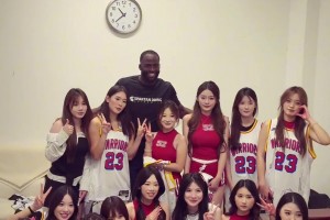 喜歡哪個哈！追夢-格林中國行和一群女粉絲合影留念~