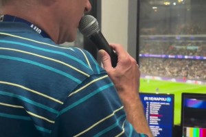 當(dāng)曼城DJ播報(bào)員再喊那個(gè)熟悉的名字！全場(chǎng)球迷高唱德布勞內(nèi)之歌