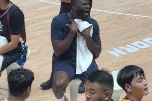 硬漢氣質(zhì)瞬間消失??追夢現(xiàn)場跟唱《APT.》比手勢扭來扭去~